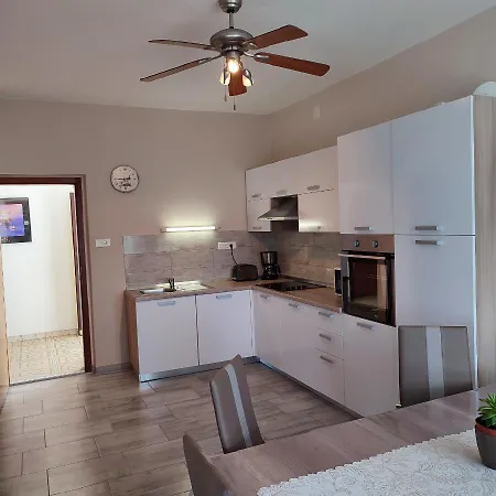 Desiree & Daniel דירה *