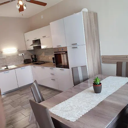 Desiree & Daniel דירה *